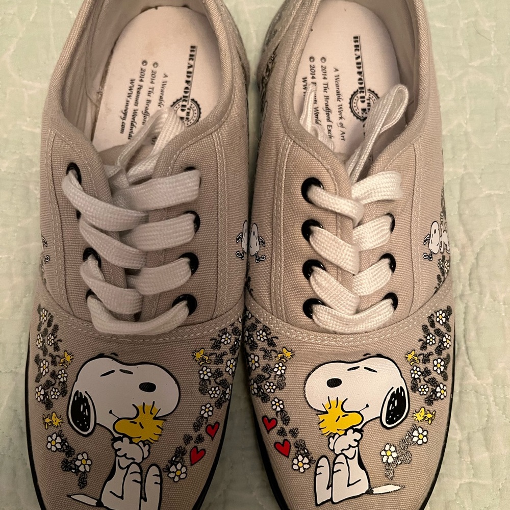 Peanuts Snoopy Beige Sneakers with Floral and Heart Accents